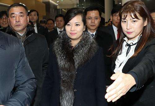 Xuan Songyue (middle), head of North Korea's Sanchiyuan Orchestra, left after visiting Gangneung Art Center on the 21st (image source network).