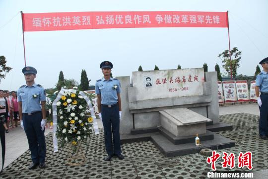 Gao Jiancheng, a "flood hero", was in the army to commemorate the 18th anniversary of the sacrifice of the 17th martyrs.