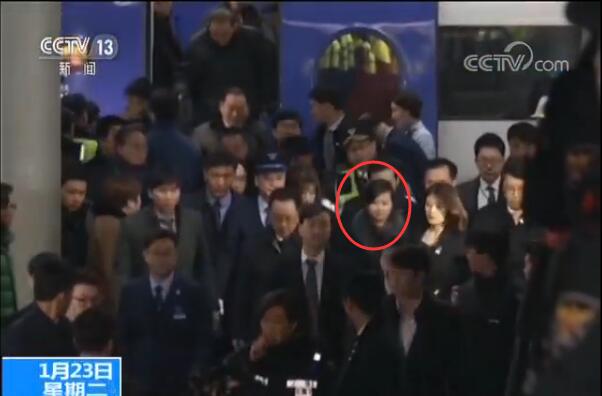 Xuan Songyue, surrounded by Korean security personnel.